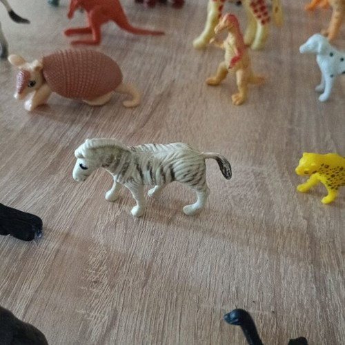 Jungle and farm animal figures used, pack of 25