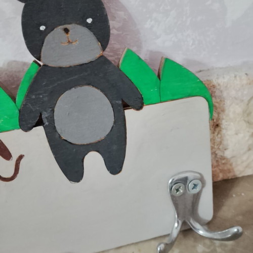 Children's wall hook with animal design