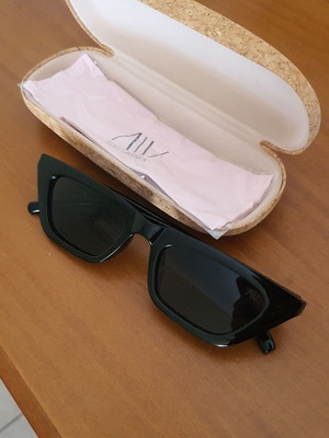 AV Sunglasses Karen sunglasses new, black, with case