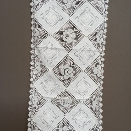 Set of 3 vintage table runners like new