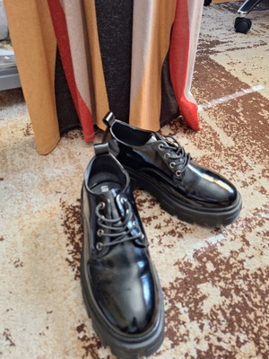 Women's shoes size 40, black patent leather, like new