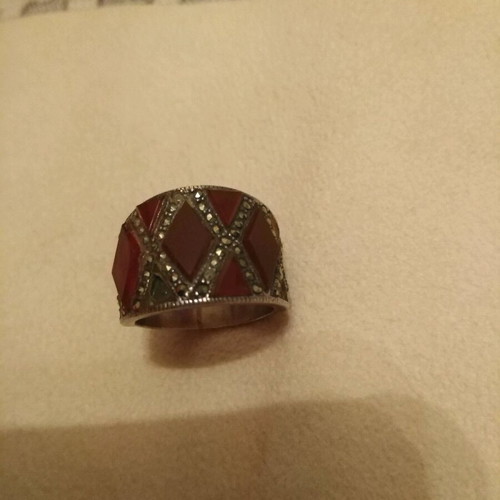 Ring used with dark bordeaux color and unique stone cut