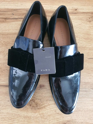 Μοκασίνι Zara καινούργιο μαύρο λουστρίνι με βελούδινο φιογκάκι μέγεθος 38