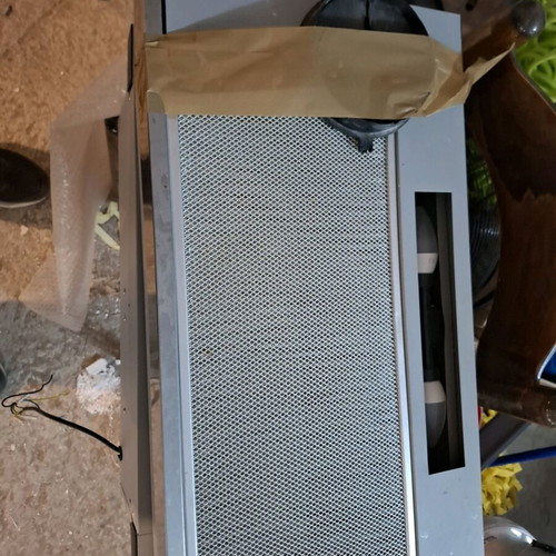 Crown extractor hood used with metal filters