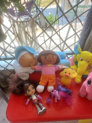 Dora toy set like new with dolls and plush animals