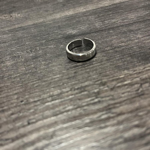 Silver ring brand new in excellent condition