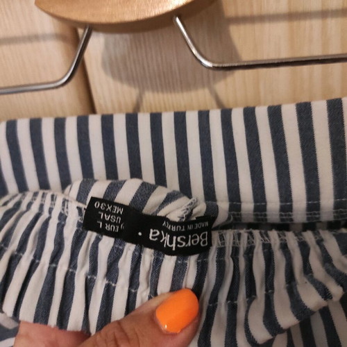 Shorts used with elastic waistband and back pockets