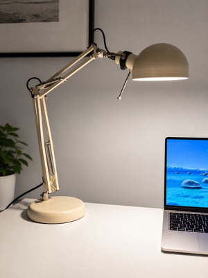 Table lamp like new with adjustable arm