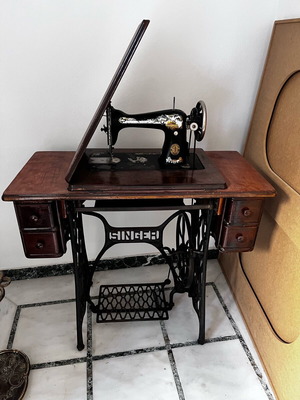 Singer sewing machine furniture functional used antique