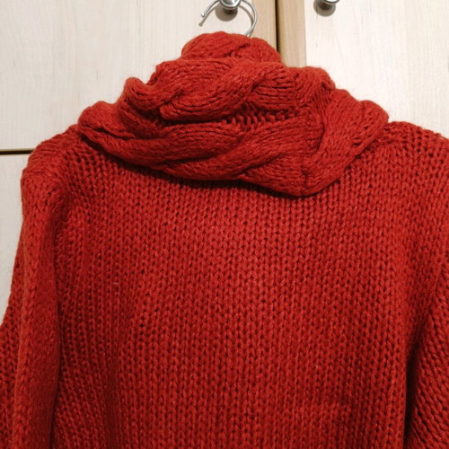 H&M knitted sweater like new, orange with impressive collar, size L