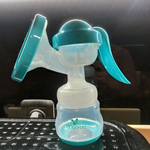Cangaroo Cara manual breast pump like new with 30 Lansinoh milk storage bags