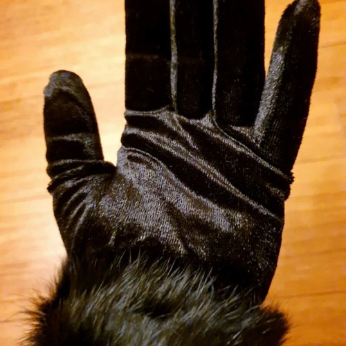 Velvet gloves with fur wrist size 7.5 new, black