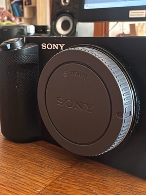 Sony ZV-E1 камера като нова с обектив 50mm 1.8 и Smallrig cage