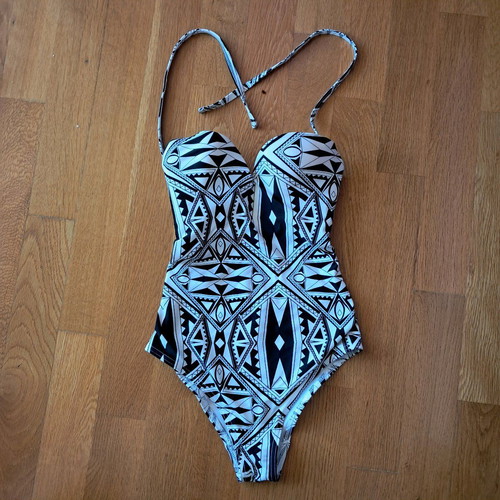ASOS one-piece swimsuit used in very good condition, size XXS