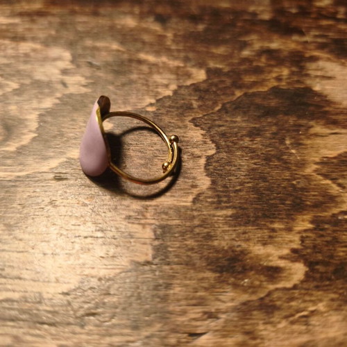 Adjustable ring with gold and lilac elements