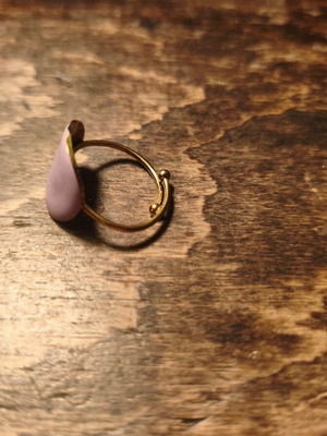 Adjustable ring with gold and lilac elements