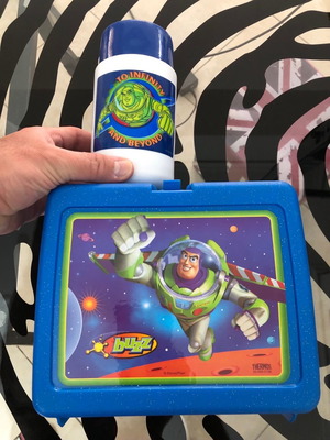 TOY STORY BUZZ LIGHTYEAR TO INFINITY AND BEYOND με ΘΕΡΜΟΔΟΧΕΙΟ ΣΚΛΗΡΟ ΠΛΑΣΤΙΚΟ ΝΕΟ ΠΟΤΕ ΧΡΗΣΙΜΟΠΟΙΗΜΕΝΟ ΔΕΙΤΕ ΦΩΤΟΓΡΑΦΙΕΣ ΓΙΑ ΑΚΡΙΒΗ ΚΑΤΑΣΤΑΣΗ, φωτογραφήθηκε σήμερα