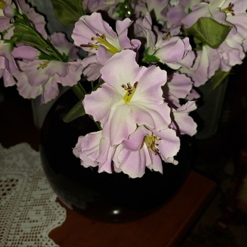 Black glass vase with plastic flowers like new