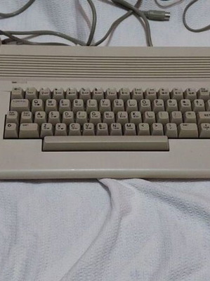 Commodore 64C with 1541-II Disk Drive like new, complete set