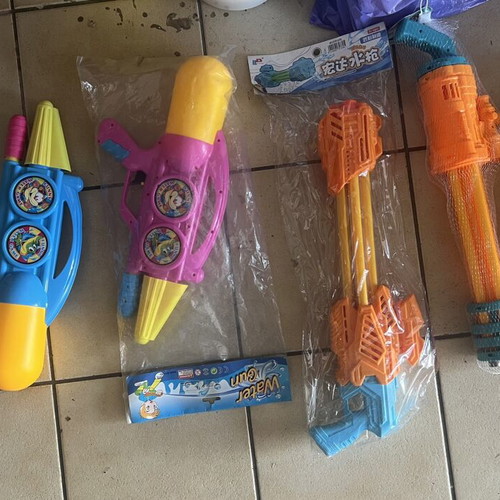 Set of 5 water guns