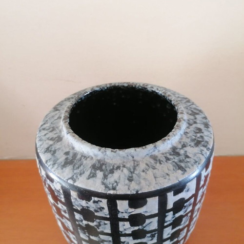 Black and white numbered vase like new for collectors