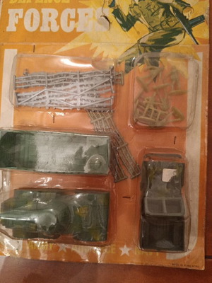 Military toy set like new with vehicles and barbed wire