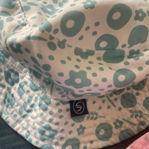 2 children's hats size 52 like new, colorful