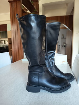 Boots size 39-39.5 like new, black with fleece lining