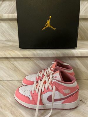 Air Jordan athletic shoes size 36.5 like new, white pink