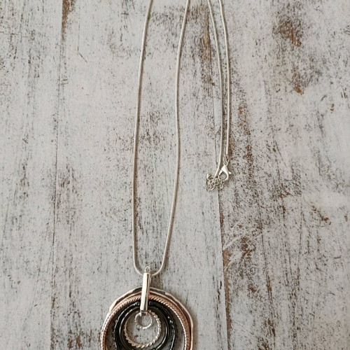 Long pendant necklace with circular motifs in silver and anthracite shades