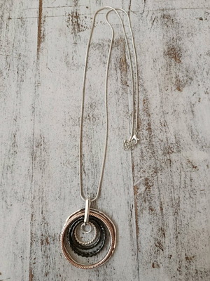 Long pendant necklace with circular motifs in silver and anthracite shades