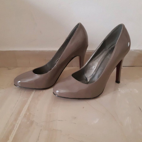 Patent leather pumps with red sole, size 37