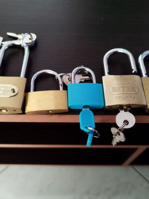 Padlocks like new, pack of 6 with extra keys