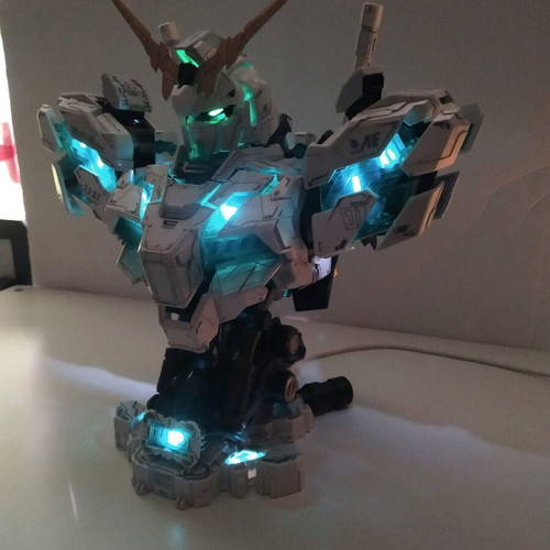 RX-0 Unicorn Gundam Bust 1/35 like new, assembled with LED lighting