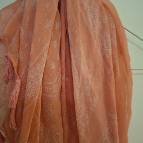 Scarf new with paisley white and pink