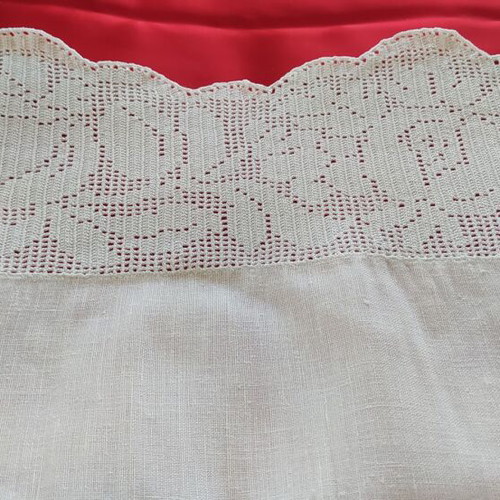 Cotton vintage rectangular embroidered table runner refurbished with handmade crochet lace