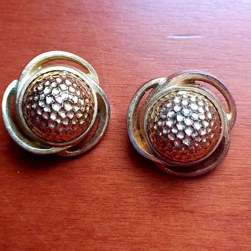 Vintage earrings used in gold color