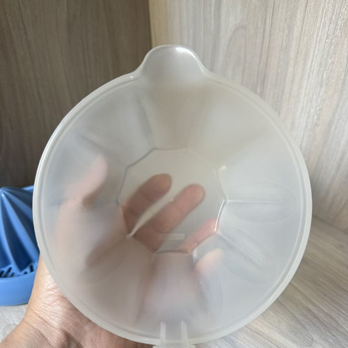 Plastic handheld citrus juicer with measuring container