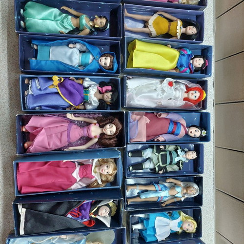 Disney DeAgostini porcelain dolls like new, set