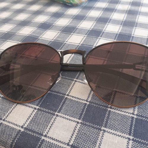 Sunglasses used in brown shade with side design