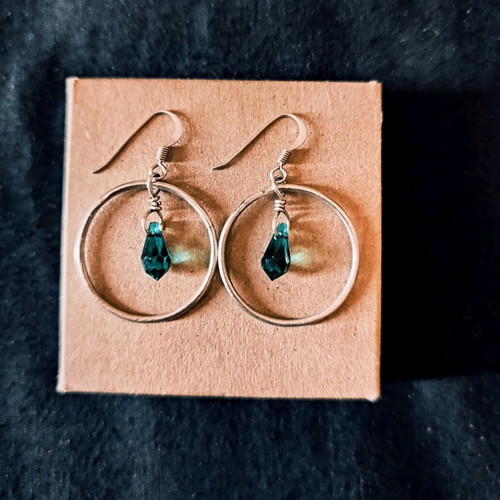 925 Silver Dangle Earrings new with green stone