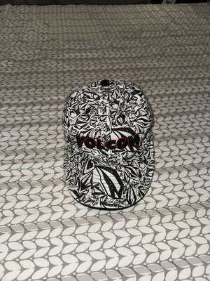 Ανδρικό καπέλο Volcom snapback σαν καινούργιο, ασπρόμαυρο graphic print, νούμερο S-M