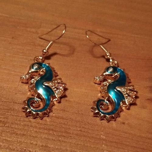 Seahorse earrings in like new condition made of zinc alloy