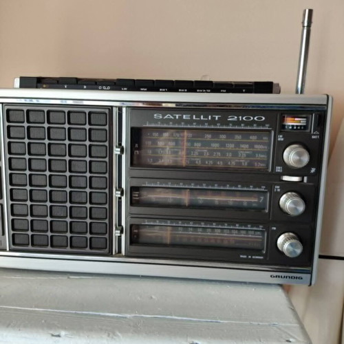 Grundig Satellite 2100 radio like new, high range for its time