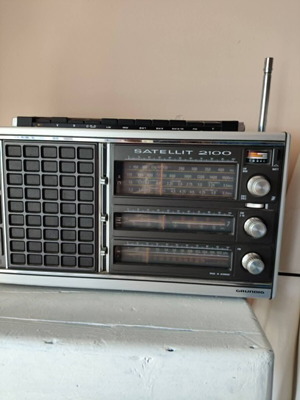 Grundig Satellite 2100 radio like new, high range for its time