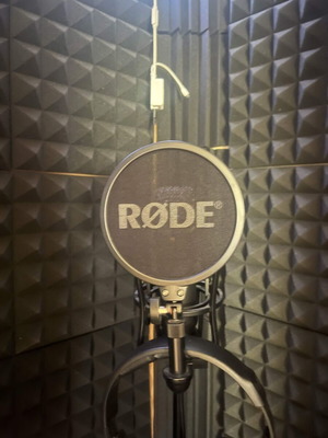 Rode NT1 Signature Series condenser microphone like new with XLR cable and shock mount