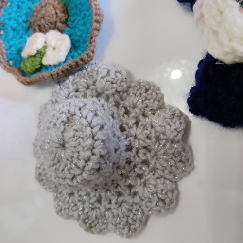 Knitted bows, hats and baskets set, new