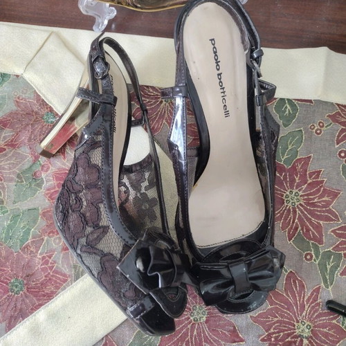 Women's leather and lace Italian pumps like new, black