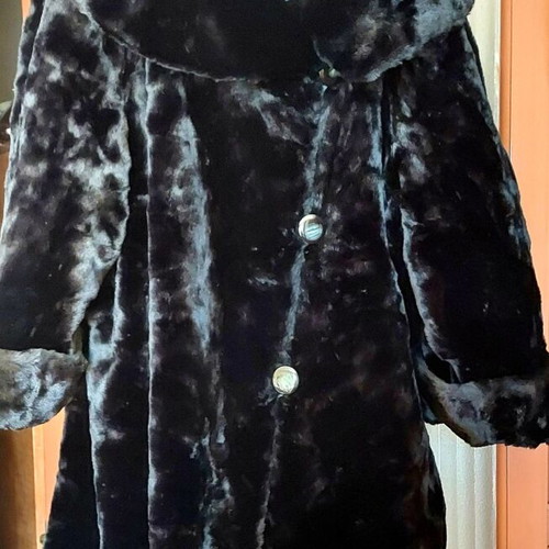 Fur coat black like new, from France, size L