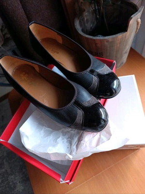 Women's low leather shoes size 41 like new, brown